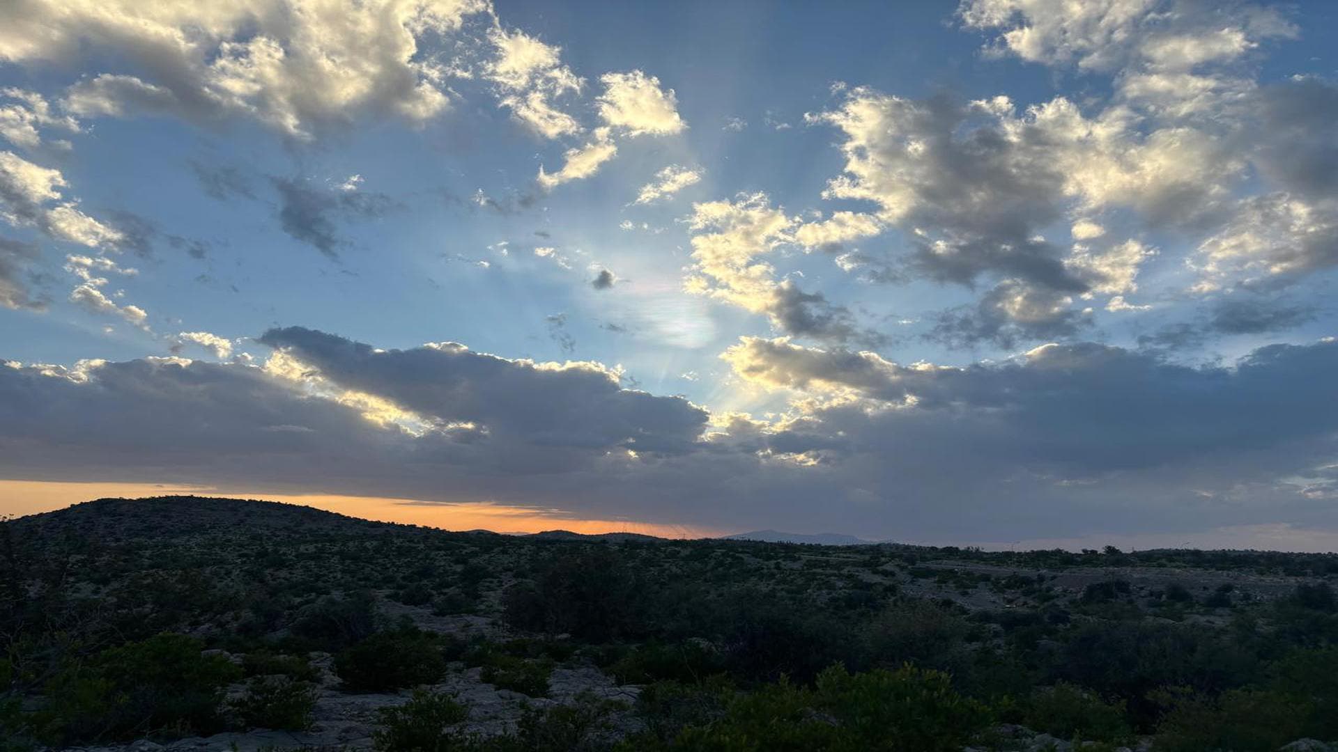 Paisaje de Jabal Akhdar, Omán: terreno calcáreo y vegetación de montaña.