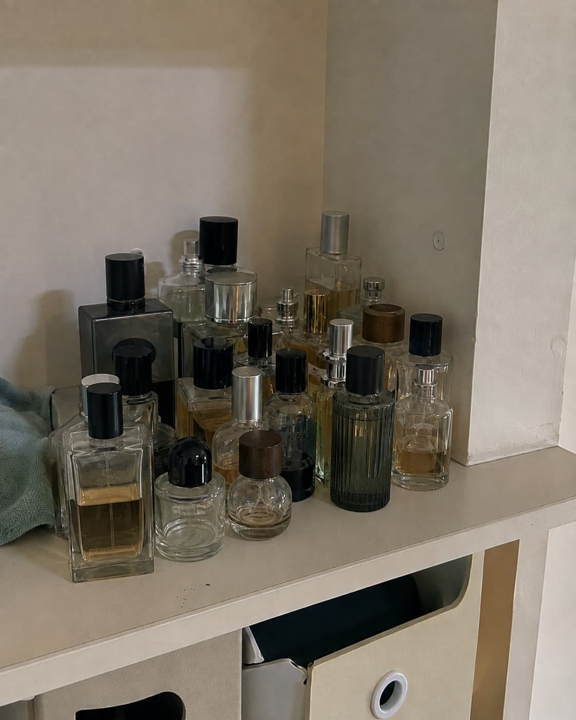 Estante doméstico ocupado por una colección de perfumes, imagen editorial de El coleccionista.